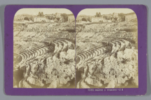 Schwarze und weiße stereoskopische Ansichten des antiken Amphitheaters in Syrakus, die Sitzplätze, Strukturen, Bäume und Himmel mit Text im Rahmen zeigen.