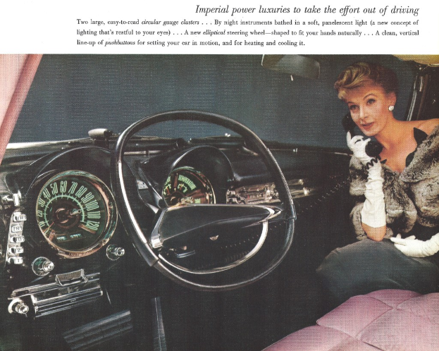 Ein Magazinartikel, der das Innere eines Autos mit einem Mädchen auf der rechten Seite zeigt, das mit einem Handy spricht, einem Lenkrad und Tacho in der Mitte und einem Instrumentenbrett auf der linken Seite.