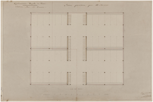Schwarz-weißer Grundriss eines 18. Jahrhundert-Gebäudes mit zahlreichen Fenstern, begleitet von handgeschriebenem Text, der den Aufbau beschreibt.