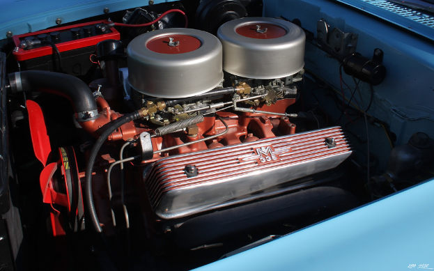 Eine Maschine mit verschiedenen Dr√§hten, Rohren und anderen Gegenst√§nden.