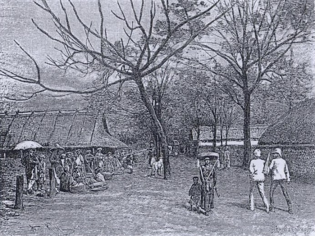 Schwarze und weiße Zeichnung von Menschen in traditioneller Kleidung, die eine Dorfstraße in den frühen 1900er Jahren entlanggehen, einige halten Schirme, mit Bäumen und Hütten im Hintergrund.