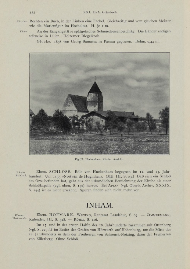 Ein offenes altes Buch mit Text und einer Illustration einer Kirche in einem bewaldeten Gebiet unter einem bewölkten Himmel.