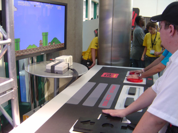 Ein Mann neben einem Fernsehbildschirm.