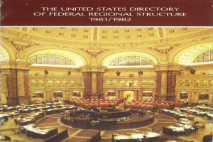 Ein Innenblick in das United States Directory of Federal Regional Structure 1981/1982, das einen Raum mit Menschen an Tischen zeigt, die mit Papieren und Gegenständen bedeckt sind, mit Säulen und Bögen im Hintergrund und Text oben auf dem Bild.