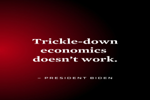 Ein Plakat mit fetter, schwarzer Schrift auf einem weißen Hintergrund, das "Trickle-Down Economics Doesn't Work" lautet, eingerahmt von einem schmalen schwarzen Rand, mit einem Zitat von Präsident Biden.