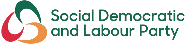 Der Text 'Sozialdemokratische Partei Deutschlands und Arbeitspartei' in fetter schwarzer Schrift, zentriert auf einem weißen Hintergrund mit einem schmalen schwarzen Rand.