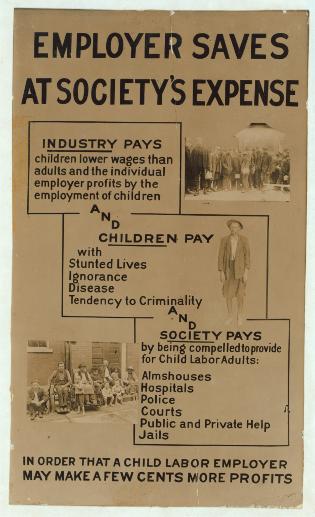 Ein hellgelbes Plakat mit weißem Rand zeigt eine fette schwarze Schrift, die den Text 'Arbeitgeber spart auf Kosten der Gesellschaft' und Bilder einer vielseitigen Gruppe von Menschen zeigt, die den Betrachter anblicken.