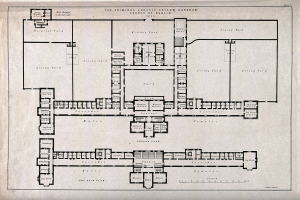 Schwarz-weißer Architekturplan eines Gebäudes mit zahlreichen beschrifteten Räumen, darunter eine Criminal Lunatic Asylum, begleitet von handgeschriebenem Text.