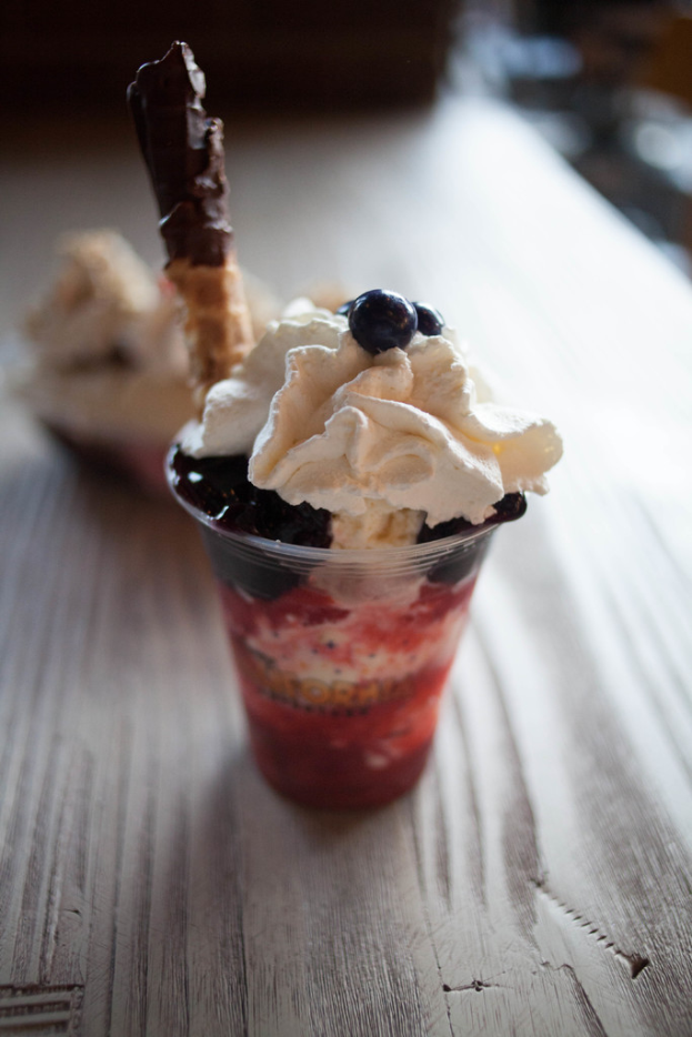 Ein Eiskäßchen auf einer Oberfläche.