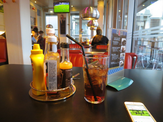 Ein Restauranttisch mit Essen und einer Speisekarte darauf.