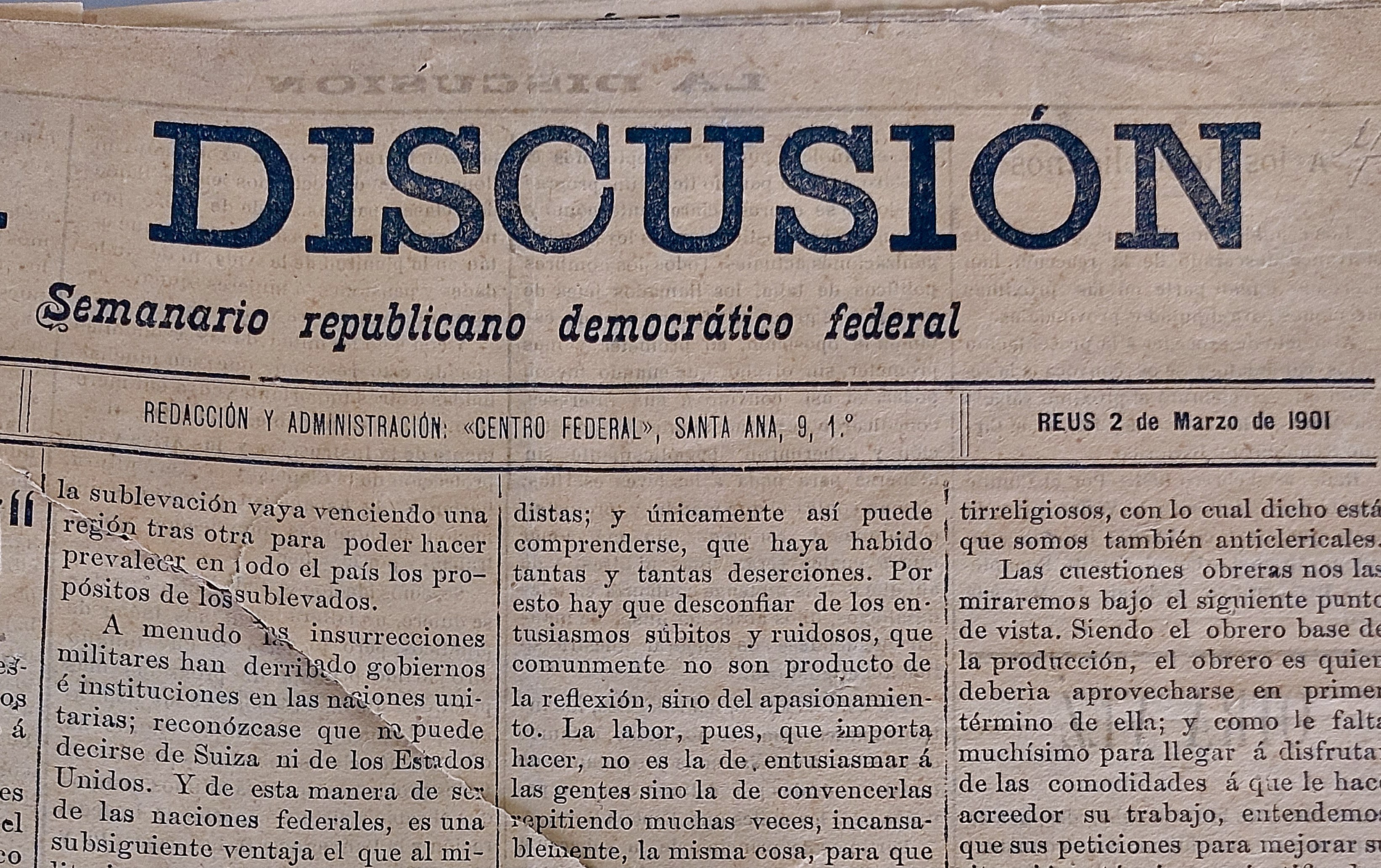 Gelblicher Zeitungsausschnitt mit schwarzer Tinte, Überschrift "Semanario Repúblicano Democrático Federal", das Wort "Diskussion"
