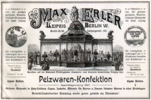 Eine alte Werbung für Max Erler Leipzig in Berlin, Deutschland, zeigt eine Gruppe von Menschen vor einem Gebäude mit Text, der ein Ereignis ankündigt.
