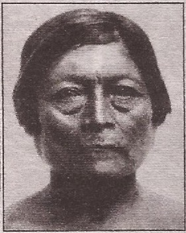 Ein Schwarz-Weiß-Foto einer älteren Frau mit warmem Lächeln, mit dem Text "Ältere Frau" unten.