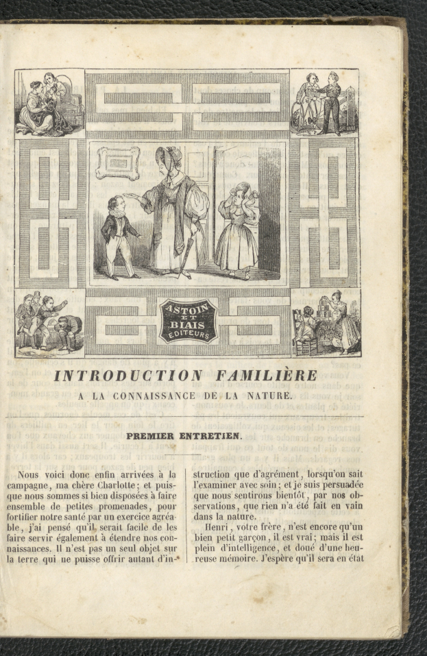 Ein aufgeschlagenes Buch auf schwarzem Hintergrund zeigt eine Zeichnung einer Familie und Text, stellt die Familie vor.