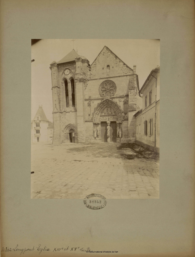 Altes Foto einer Kirche in einer städtischen Straßenszene, gerahmt und von anderen Gebäuden umgeben.