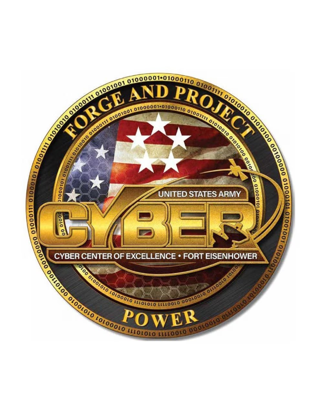 Logo der United States Army Cyber Center of Excellence, Fort Eisenhower, mit einem blauen Kreis und einem weißen Stern sowie der Beschriftung "Forge and Project Cyber Power" in fetter schwarzer Schrift.