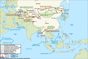 Detailierte Weltkarte mit geplanten Öl- und Gasleitungen, einschließlich Ländern, Städten, Gewässern und erklärendem Text.