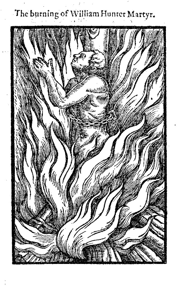 Schwarzes und weißes Bild einer Person, die von hellen orangefarbenen und gelben Flammen umgeben ist, mit verschränkten Händen und geschlossenen Augen, betitelt mit "Die Verbrennung des William Hunter Märtyrer" in fetter schwarzer Schrift.