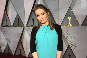 Eva Longoria passt Willy Chavarrias klare Linien mit winkligen Wei├čpumps in Cannes
