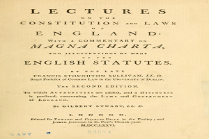 Altes Buch mit dem Titel "Vorträge über die Verfassung und Gesetze Englands mit einem Kommentar zur Magna Charta und Illustrationen vieler englischer Gesetze" aufgeschlagen auf einer Seite mit schwarzer Tinte.