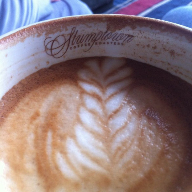 Eine Tasse Kaffee auf einem Tisch.