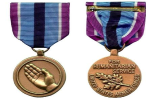Zwei Medaillen mit lila und blauen Bändern, die Text tragen, der humanitären Dienste ehrt.