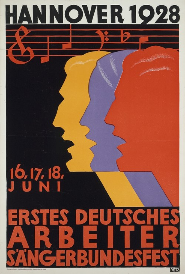 Ein Plakat für das Hannover 1928 Erste Deutsche Arbeiter Sängertag, das drei Personen in der Mitte und Text über das Ereignis zeigt.
