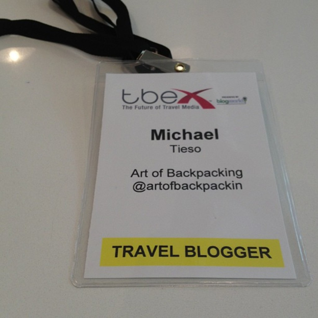 Ein Ausweis für einen Reiseblogger, der ein Foto der Person und ihre persönlichen Details zeigt.