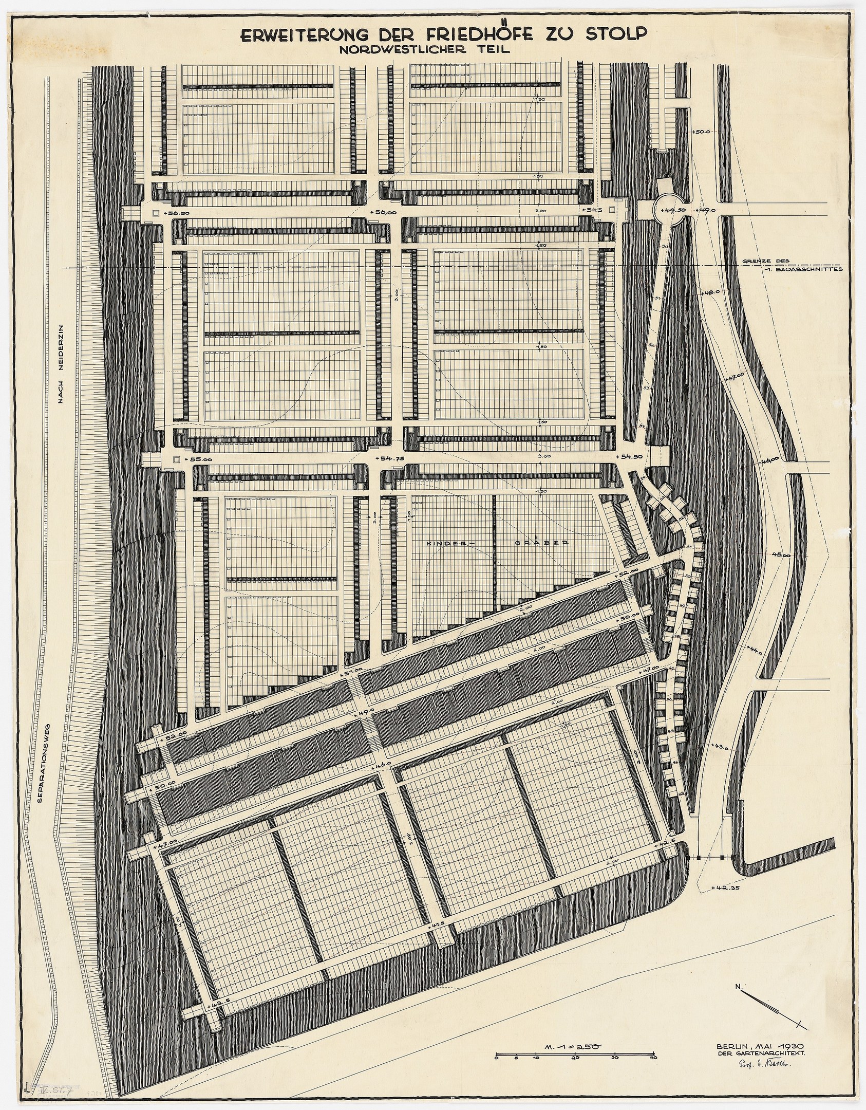 Alte Stadtkarte mit detaillierten Gebäudelayouts, einschließlich handgeschriebener Textanmerkungen auf altem Papier.