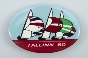 Lettischer MEP Kols schenkte Kaja Kallas ein Aufkleber mit einem "Baltic Chihuahua" vor den Flaggen der baltischen Länder