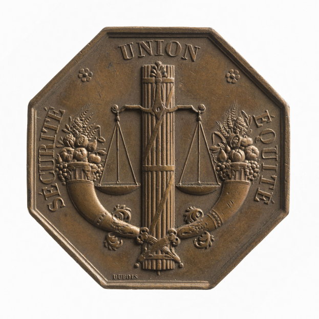 Bronze-Medaille mit der Inschrift "Securite Union Equite" auf weißem Hintergrund.