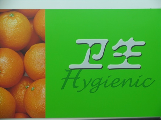 Ein Bild von Orangen mit zwei Worten auf einem Zettel.