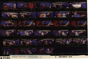 Ein Filmstreifen mit einer Collage von Menschen in Anzügen und Krawatten, mit Text unten.