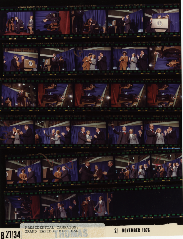 Ein Filmstreifen mit einer Collage von Menschen in Anzügen und Krawatten, mit Text unten.