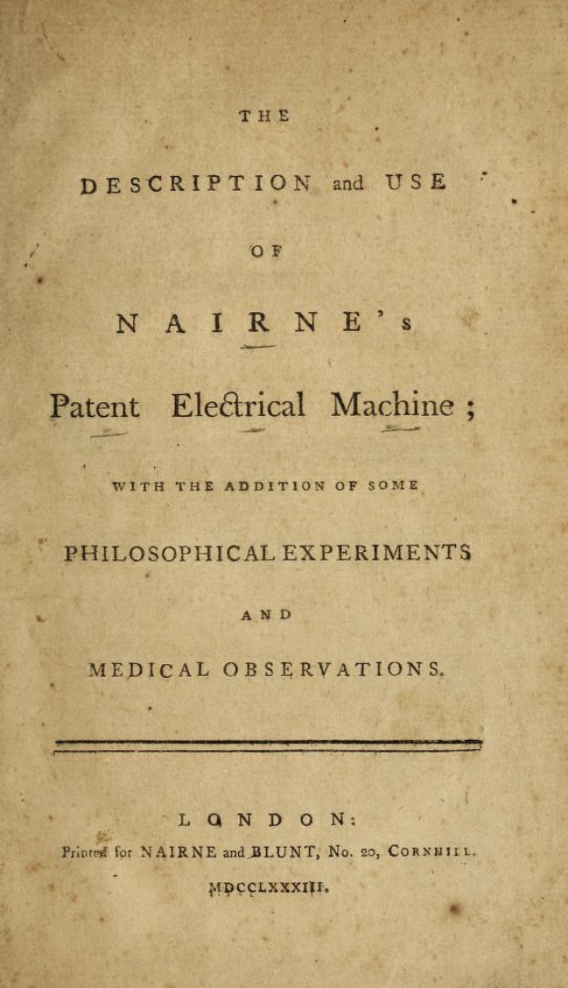 Altes Buch mit dem Titel "Die Beschreibung und Anwendung der Nairneschen elektrischen Maschine mit einigen philosophischen Experimenten und medizinischen Beobachtungen" geöffnet auf einer Textseite.