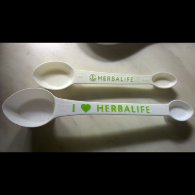 Ein Tisch mit einem L├Âffel, auf dem "Herbalife" steht.