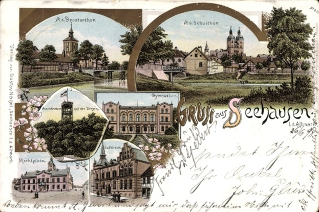 Eine alte Ansichtskarte mit einer Stadtansicht, die Gebäude, Bäume, Pflanzen, Blumen, Gras, eine Brücke und einen Himmel zeigt, sowie einigen Text.