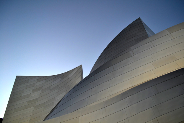 Außenansicht des ARTIST Concert Hall in Los Angeles, ein modernes Gebäude mit schlanker, zeitgenössischer Architektur vor einem klaren Himmel.