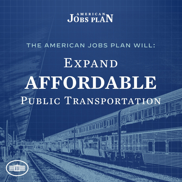 Plakat mit einem Zug auf einem Gleis mit mehreren Menschen in der Nähe, das "The American Jobs Plan Will Expand Affordable Public Transportation" bewirbt.