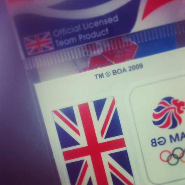 Ein Nahaufnahme-Bild einer Identitätskarte mit einer amerikanischen Flagge und dem Text 'Kritische Lizenz' auf der Vorderseite.