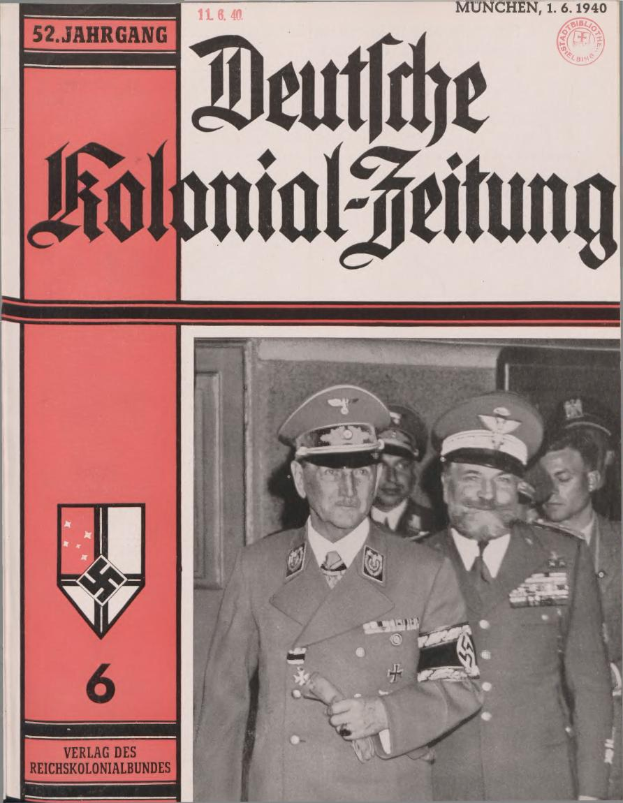 Ein Buch mit dem Titel "Deutsches Kolonial-Feitung" aus dem Jahr 11/1940, das ein Bild von Adolf Hitler auf dem Cover zeigt, umgeben von einer Gruppe von Menschen mit Mützen.