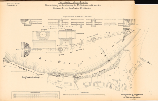 Ein detailliertes Stadtplanbild mit Gebäuden und Straßen ist auf dem Umschlag eines alten Buches gezeichnet und zeigt lesbare Textstellen.