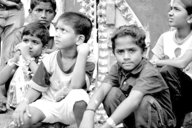 Kinder vor einer Tür