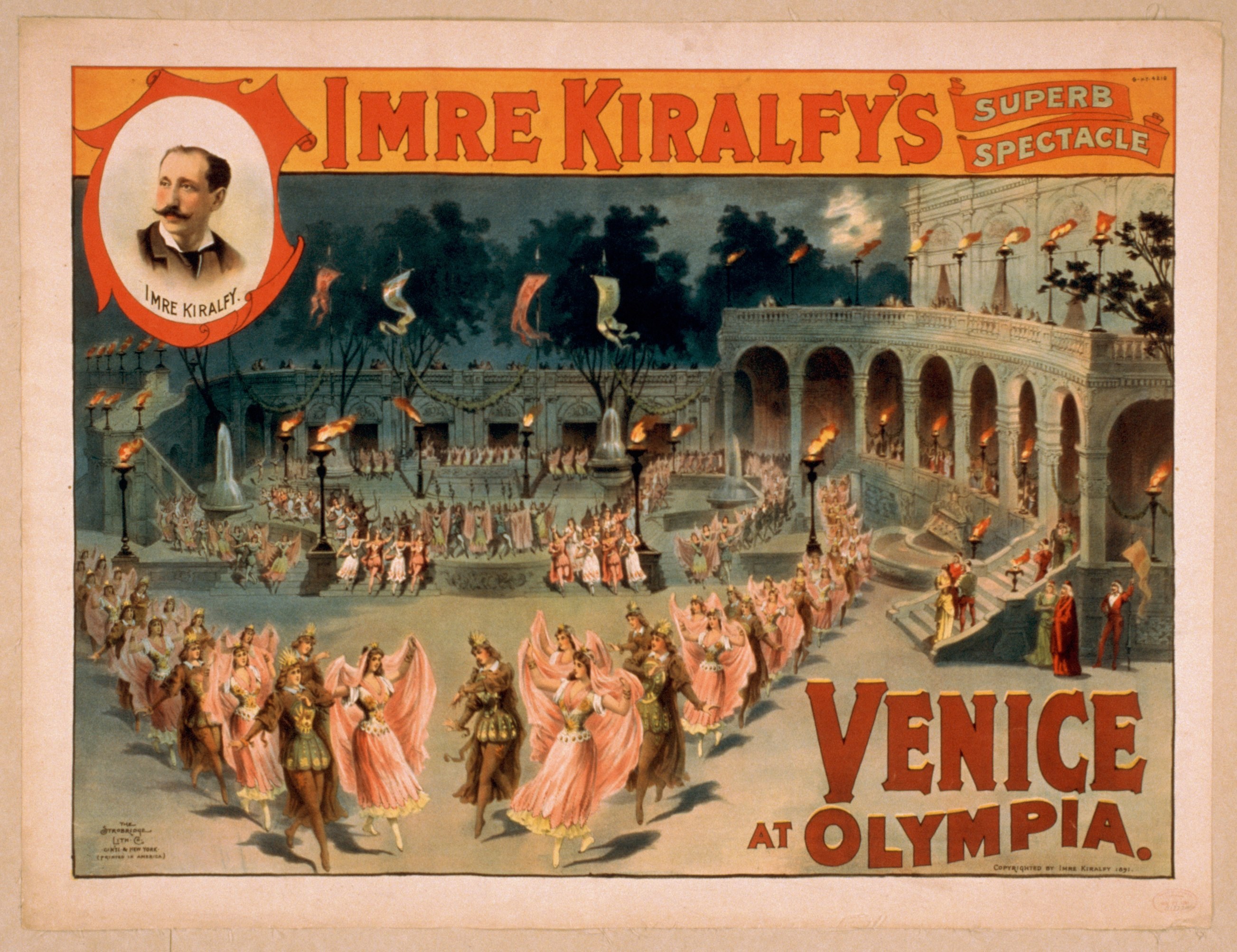 Plakat für Imre Kiralfys Super-Spektakel in Venedig in der Olympia, das kostümierte Künstler vor einem gebogenen und säulengeschmückten Gebäude mit Laternenmasten und Bäumen im Hintergrund zeigt.