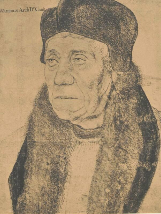 Eine ältere Frau mit schwarzem Hut und Nerzstola, die Haare zu einem Dutt gebunden und die Hände gefaltet, blickt sanft zur Seite.