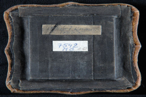 Schwarzes Buch mit dem Titel 'Die Geschichte des Weltkriegs I' und einem sichtbaren Etikett.