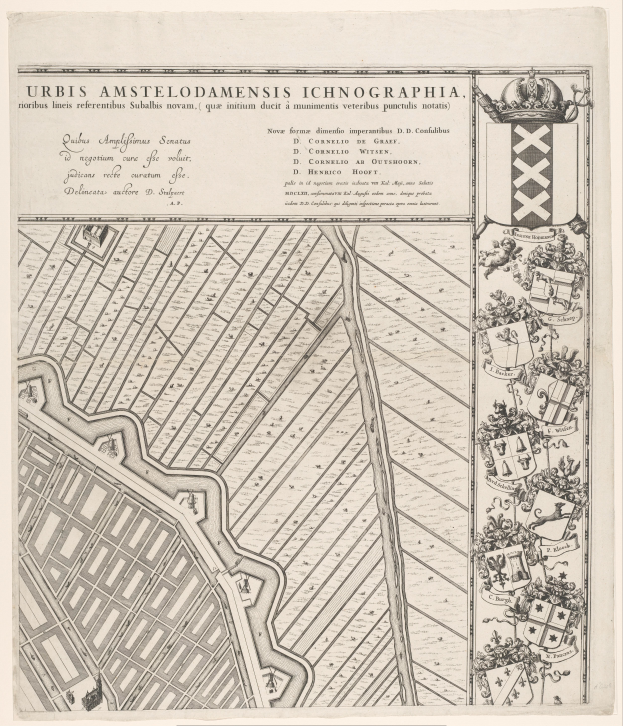 Ein detaillierter alter Stadtplan von Amsterdam, Niederlande, auf Papier, der Straßen, Gebäude und Sehenswürdigkeiten zeigt, mit begleitendem Text, der zusätzliche Informationen bietet.