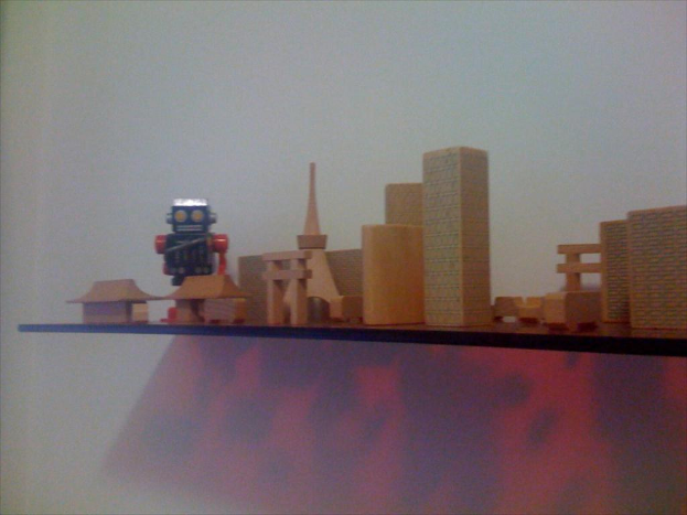 Innenansicht eines McDonald's-Restaurants mit einem sichtbaren Schild, Metallstangen mit roten Bändern und einigen Personen im Vordergrund, mit undeutlichen Hintergrundobjekten.